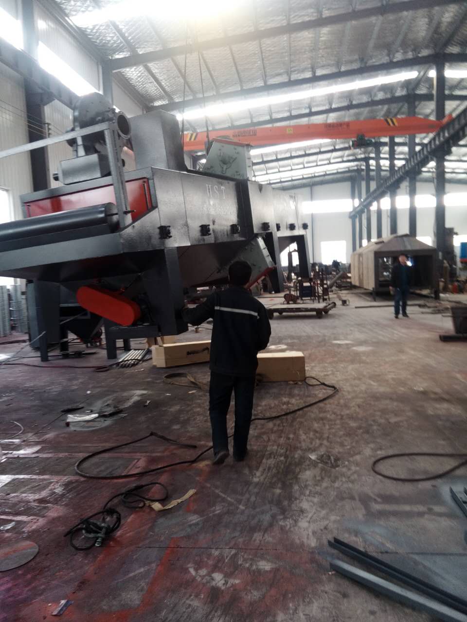 通過式拋丸清理機(jī)發(fā)往膠州的裝貨現(xiàn)場 通過式拋丸清理機(jī)發(fā)往膠州的裝貨現(xiàn)場