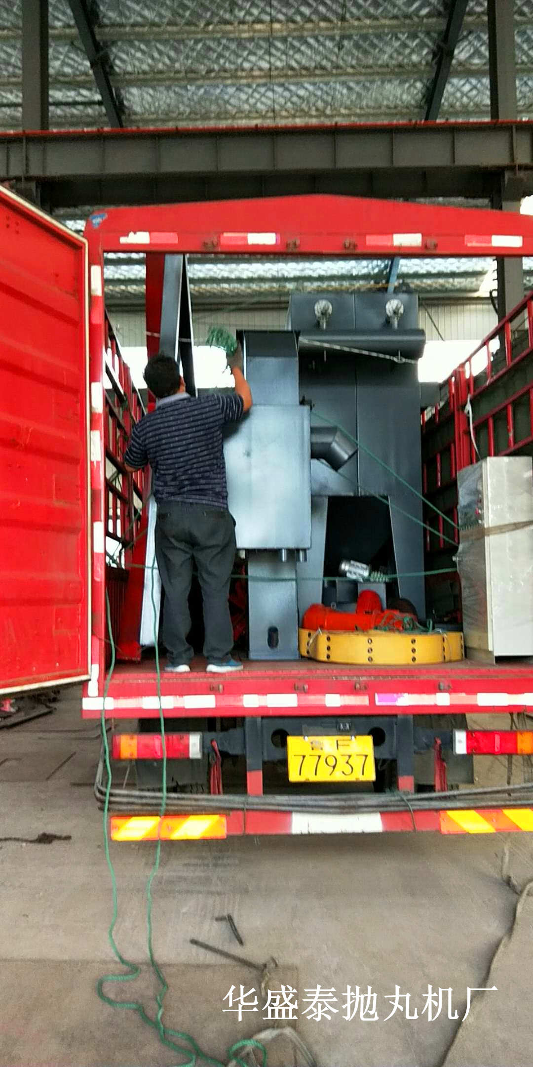 發往煙臺3720拋丸機發貨現場