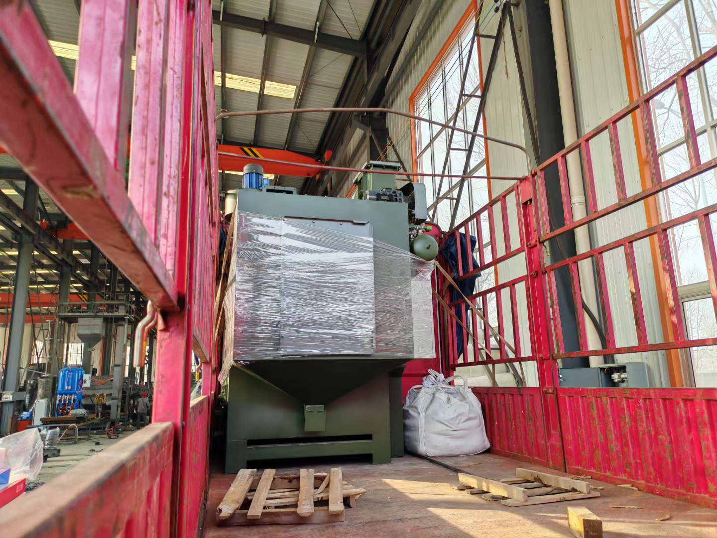 鋁模板除銹砂機打磨視頻_除銹打砂機設(shè)備_鋁模板打砂除銹機