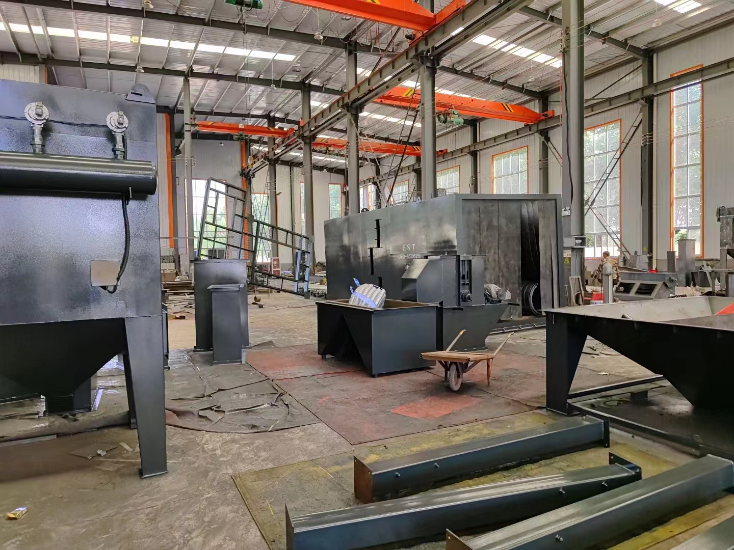 履帶拋丸機視頻_連續(xù)履帶通過拋丸打砂機_連續(xù)履帶式拋丸機