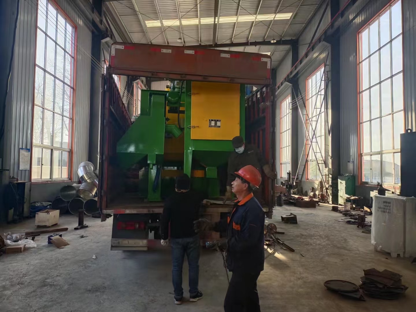 橡膠履帶拆解機(jī)_廢橡膠履帶除鐵設(shè)備視頻_Q3210橡膠履帶除銹機(jī)