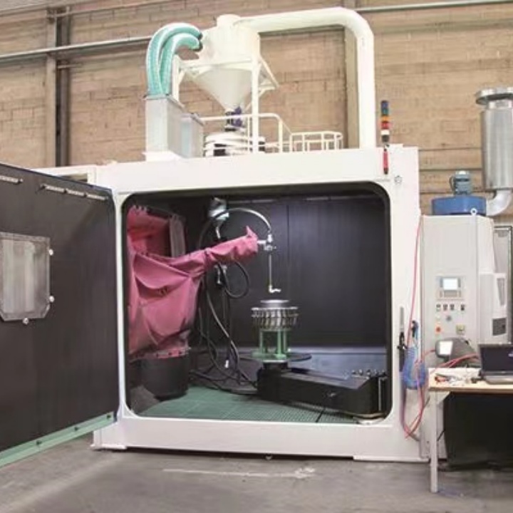 銅精礦打沙機(jī)_鍛造銅打砂清理機(jī)_鑄造廠清砂工工作視頻